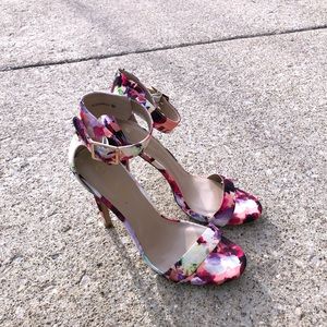 Perfect floral heel 😍